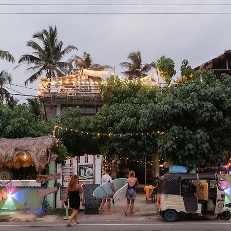 Hostel Gaia Ocean Surf Yoga Ahangama Exterior foto