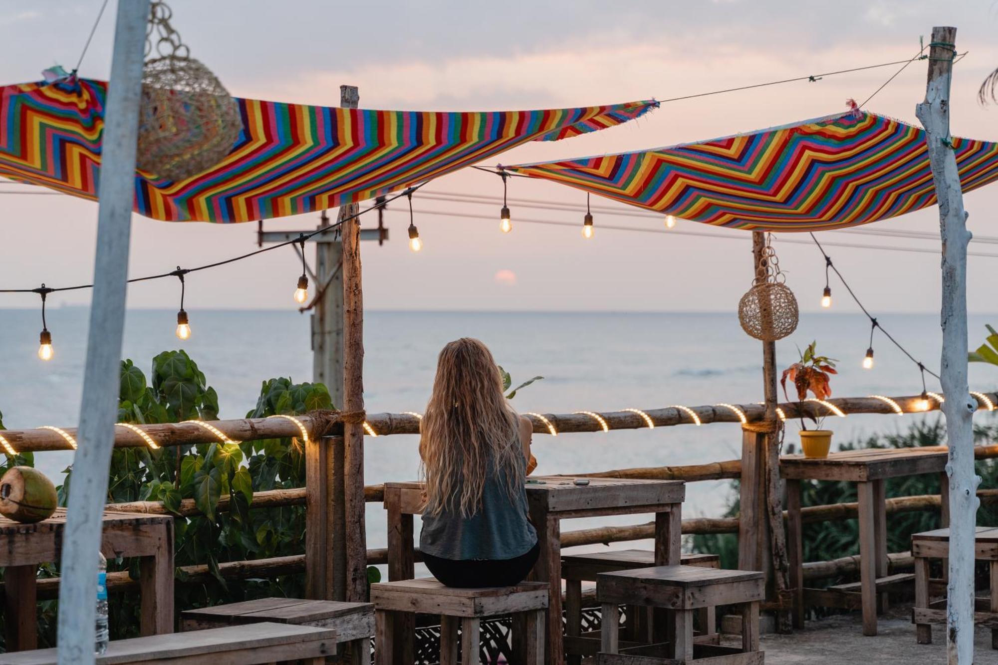 Hostel Gaia Ocean Surf Yoga Ahangama Exterior foto