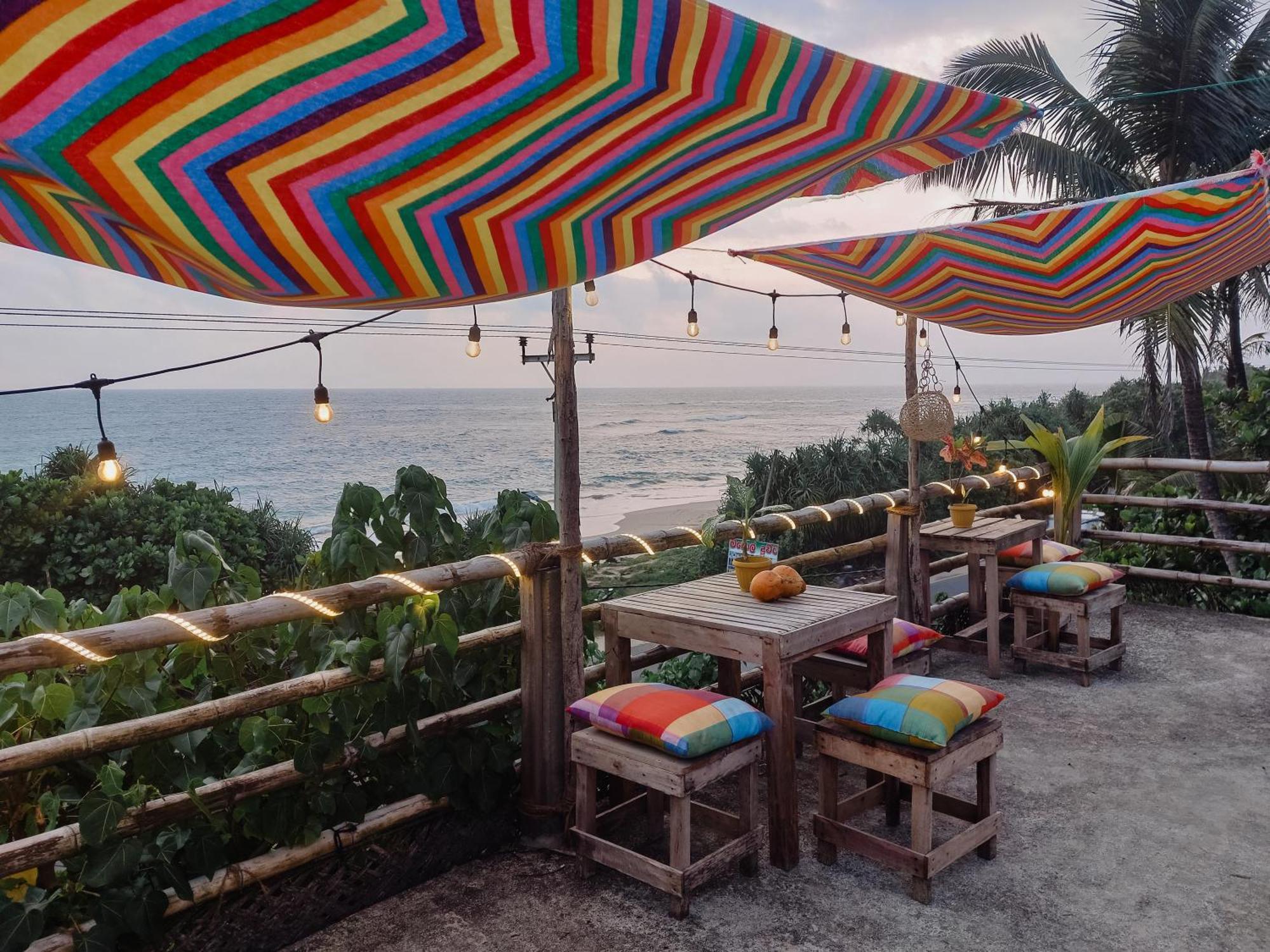 Hostel Gaia Ocean Surf Yoga Ahangama Exterior foto