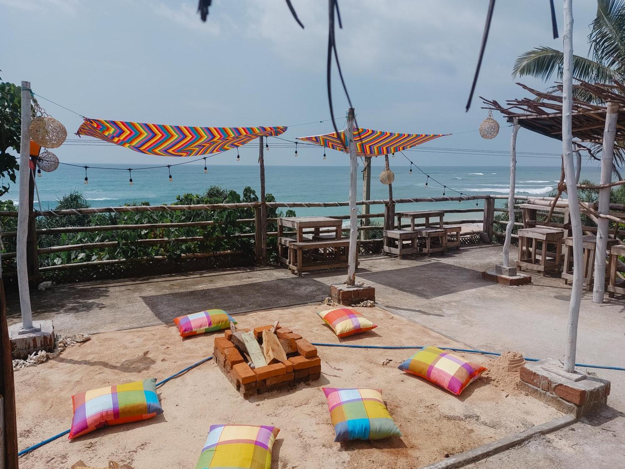 Hostel Gaia Ocean Surf Yoga Ahangama Exterior foto