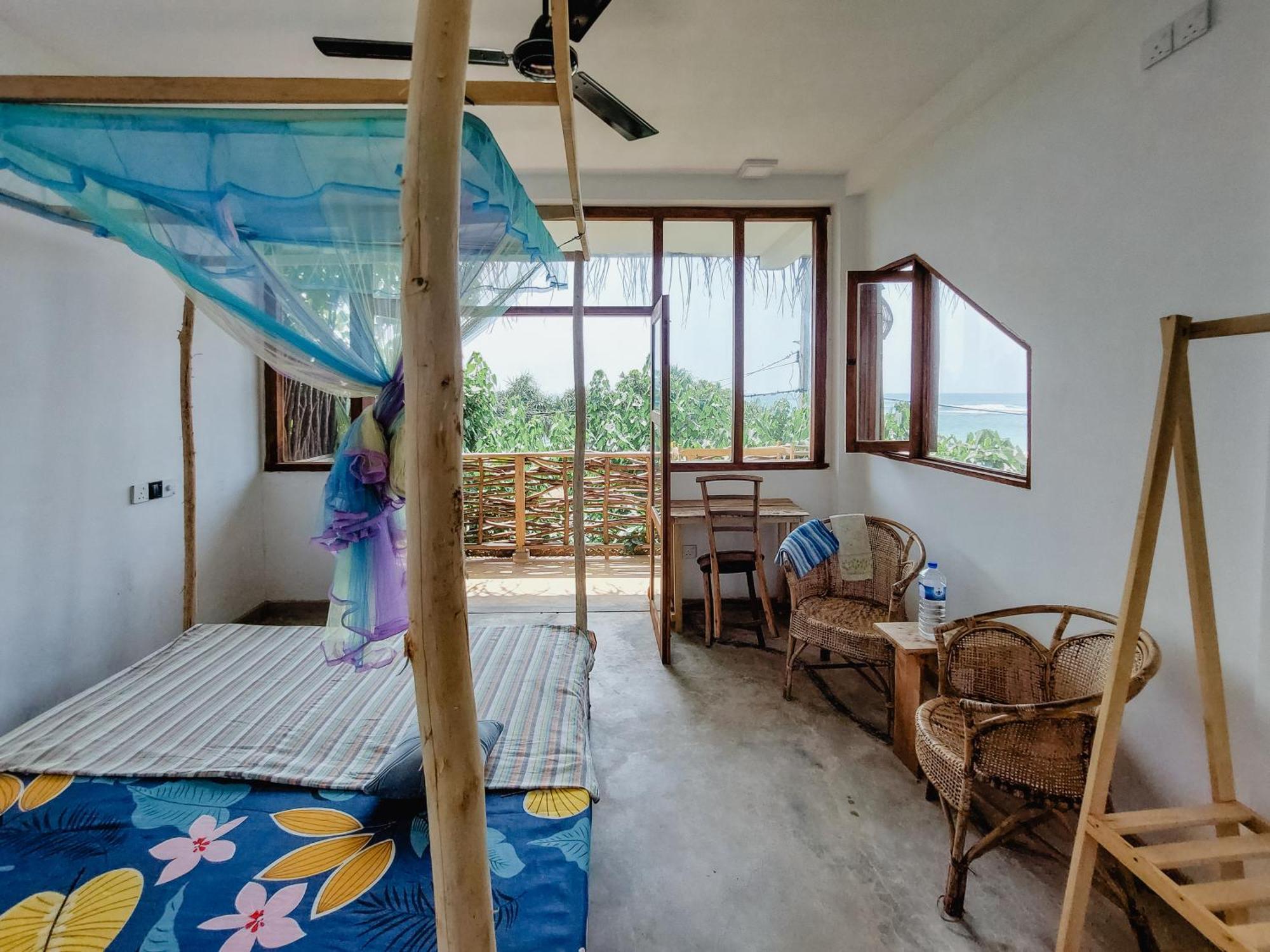 Hostel Gaia Ocean Surf Yoga Ahangama Exterior foto
