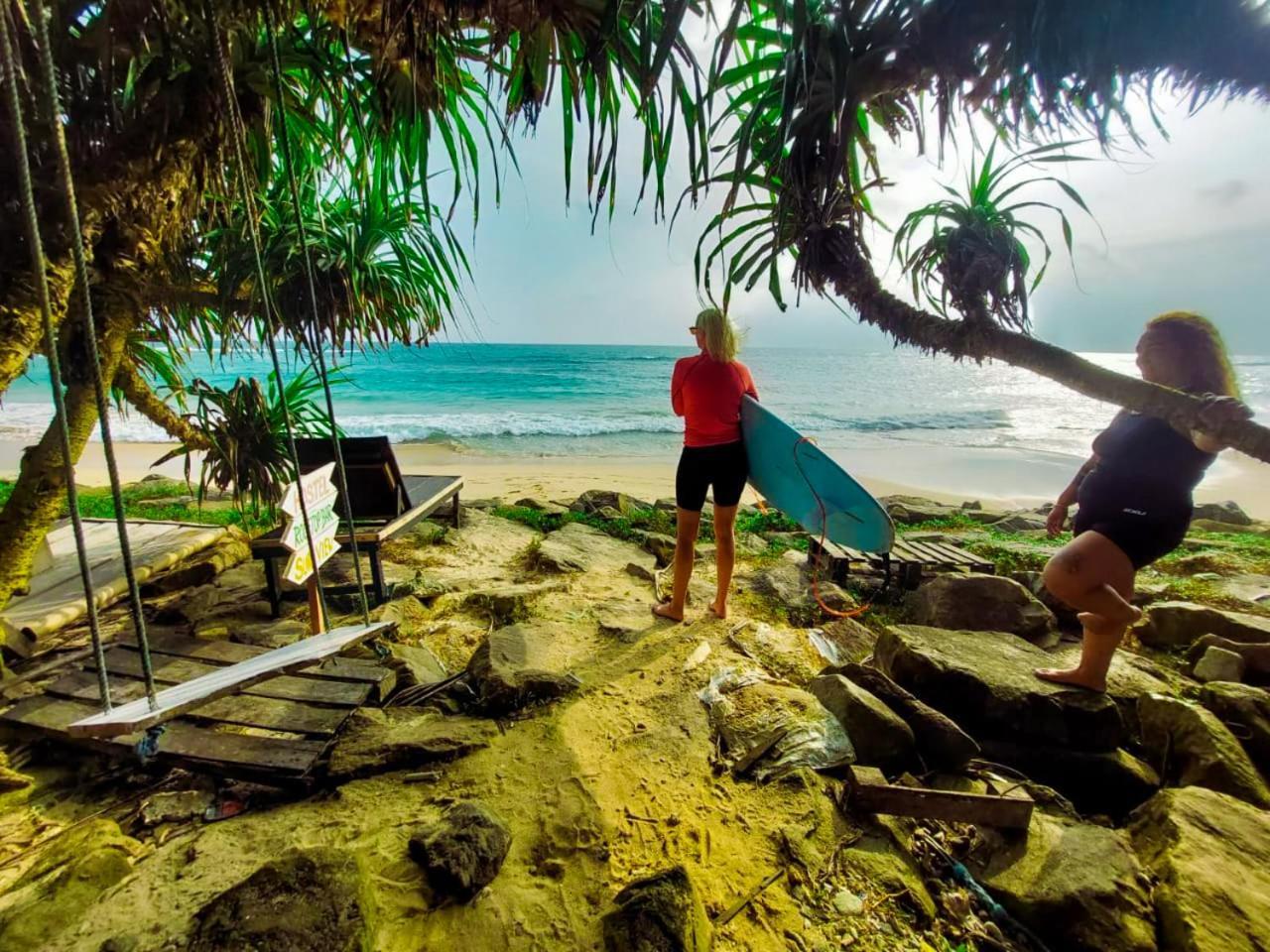 Hostel Gaia Ocean Surf Yoga Ahangama Exterior foto